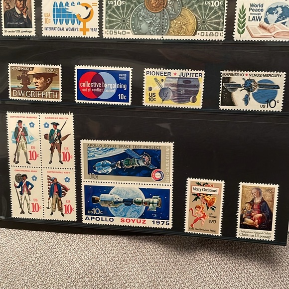 USPS 1975 Mint Set of Commemorative Stamps Stamp Album 28 Unmarked Stamps - Picture 10 of 10